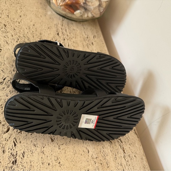 NWOB UGG Sandals Solivan Strap in leather - Picture 16 of 17